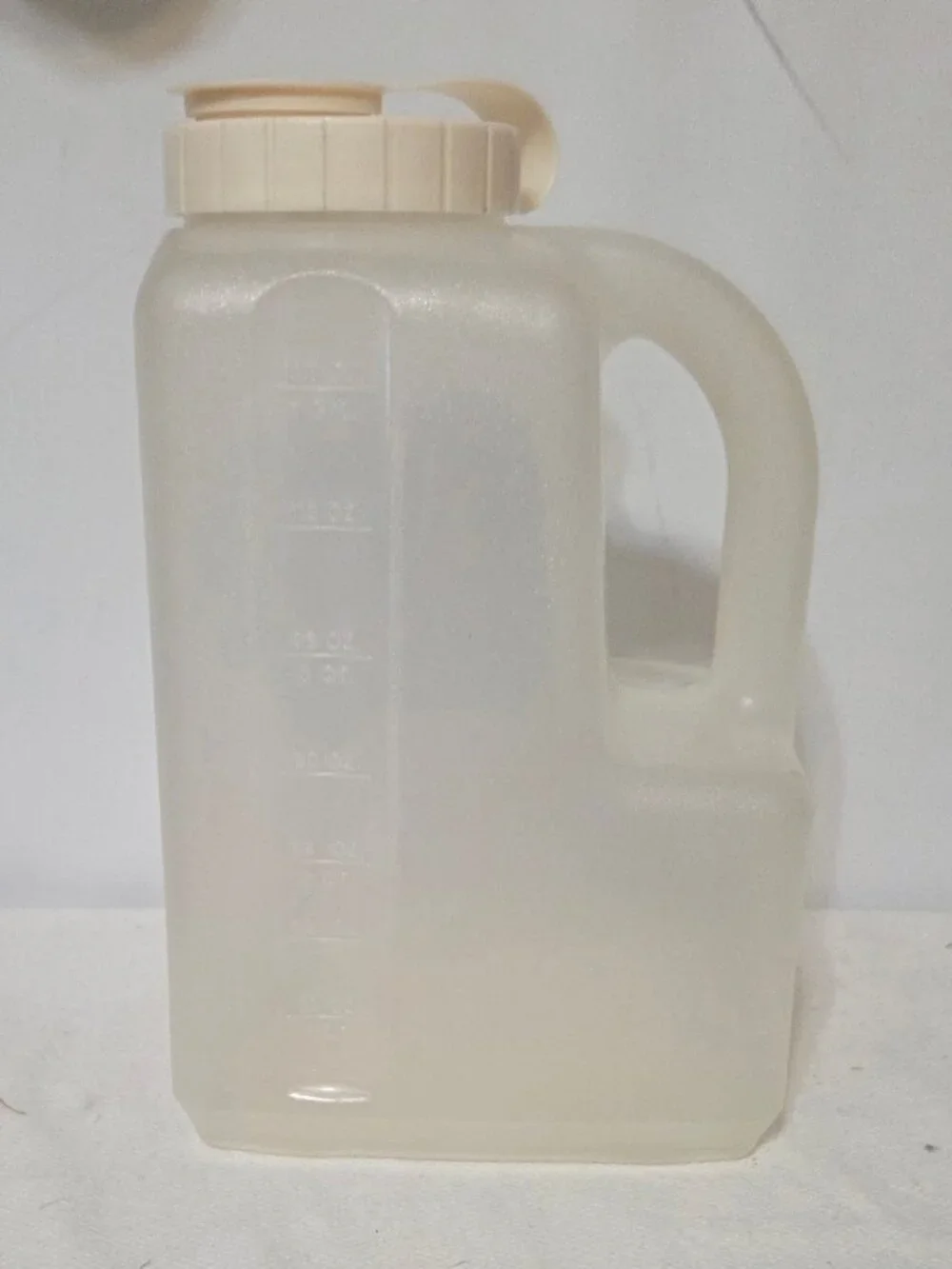 Vintage Rubbermaid 1 Gallon Drink/Beverage Pitcher/Bottle With Handle Almond Cap